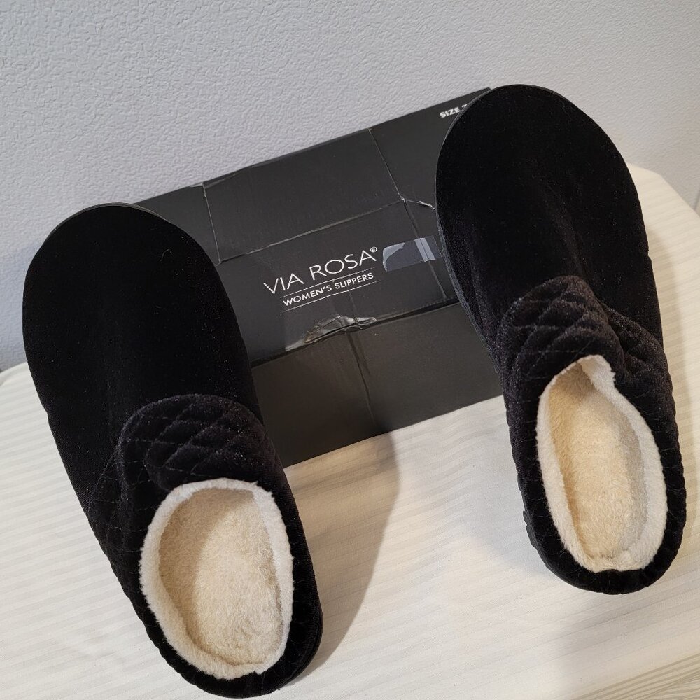 Cozy Plush Black Slippers Cream Size Medium 7/8